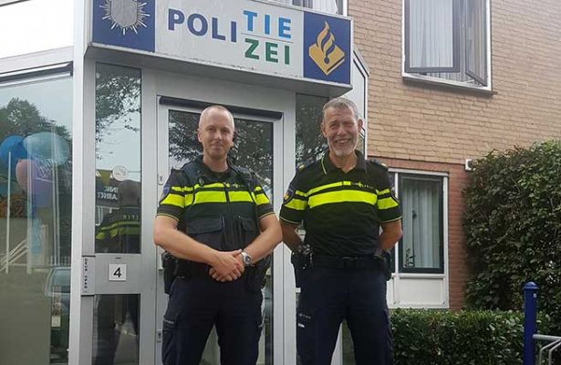 Wijkagent Addy Donderwinkel en Henny Delenoord