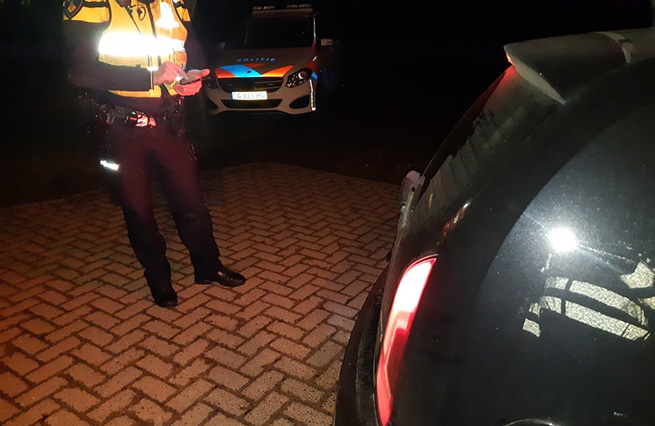 Politie schrijft een boete uit - Aaltenseweg