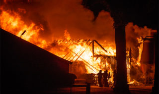 Zeer grote brand veeschuren Brakenweg Aalten