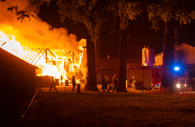 Zeer grote brand veeschuren Brakenweg Aalten