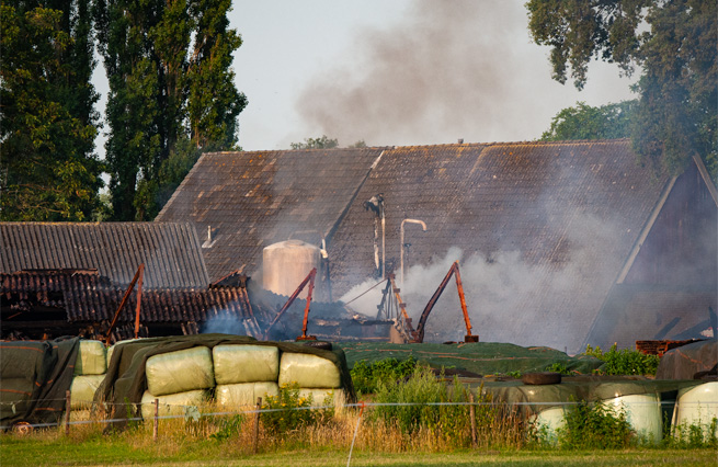 Zeer grote brand veeschuren Brakenweg Aalten