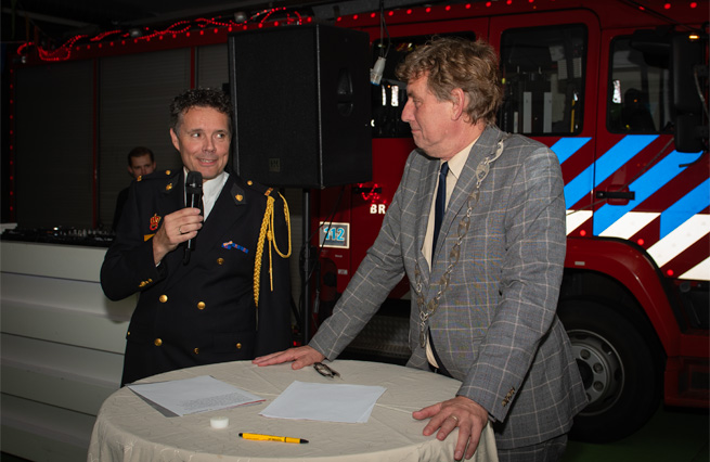 Postcommandant Robin Siebel en burgemeester Anton Stapelkamp