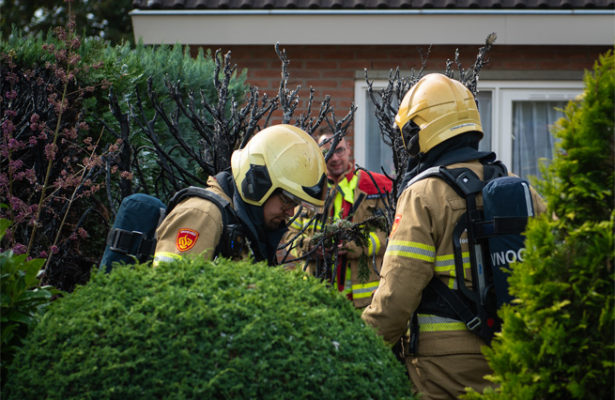 Brandweer Dinxperlo bij coniferenbrand aan de Klumpender