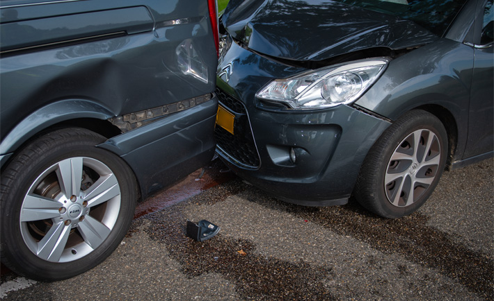 Botsing met lijkwagen in buitengebied Breedenbroek